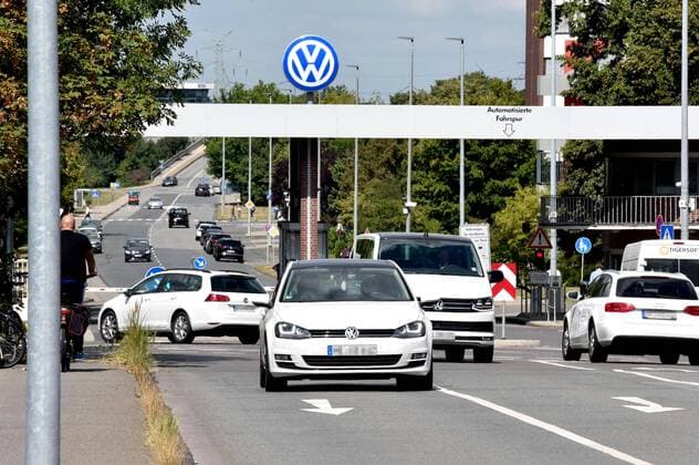Wolfsburg Niedersachsen VW, Volkswagen in Wolfsburg, Symbolfotos und Verkehr rund ums Tor Sandkamp des VW-Werks. Bild zeigt: Verkehr vor der Wache dem Tor Sandkamp