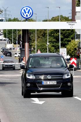 Wolfsburg Niedersachsen VW, Volkswagen in Wolfsburg, Symbolfotos und Verkehr rund ums Tor Sandkamp des VW-Werks. Bild zeigt: Verkehr vor der Wache dem Tor Sandkamp