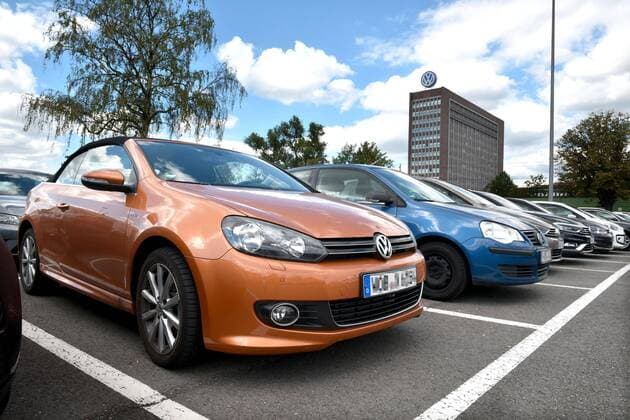 Wolfsburg Niedersachsen VW, Volkswagen in Wolfsburg, Symbolfotos und Verkehr rund ums Tor Sandkamp des VW-Werks. Bild zeigt: Parkplatzsituation mit dem Verwaltungshochhaus im Hintergrund