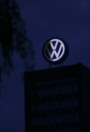 Wolfsburg Niedersachsen Symbolfoto, Volkswagen, VW, Das VW-Logo auf dem Dach des Verwaltungshochhauses in Wolfsburg leuchtet nur halb,
