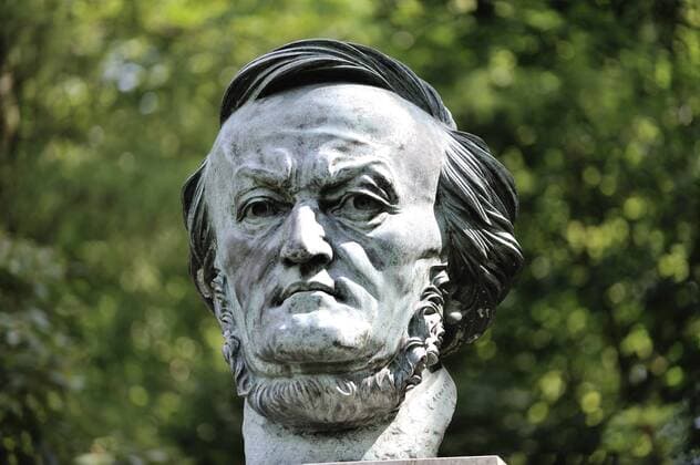 Public Viewing Wagner Opera Bayreuth, DEU, 21.8.2010 Public Viewing of the Wagner Opera Walküre on the Volksfestplatz in Bayreuth. Statue of Richard Wagner in front of the Festspielhaus. Bayreuth Bayern DEU, Deutschland Copyright: argumx xThomasxEinberger