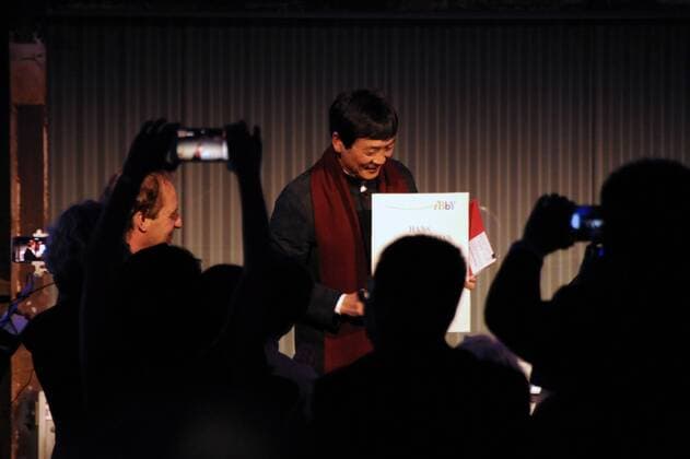 (160820) -- AUCKLAND, Aug. 20, 2016 -- Cao Wenxuan (C) attends the awarding ceremony of the Hans Christian Andersen Award in Auckland, New Zealand, Aug. 20, 2016. Cao Wenxuan, one of China s most popular authors of children s fictions, received the Hans Christian Andersen Award here on Saturday, becoming the first Chinese writer for the most distinguished international honor for children s literature. ) (cyc) NEW ZEALAND-AUCKLAND-CHINA-LITERATURE-AWARD TianxYe 