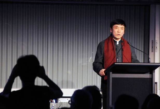 (160820) -- AUCKLAND, Aug. 20, 2016 -- Cao Wenxuan gives a speech during the awarding ceremony of the Hans Christian Andersen Award in Auckland, New Zealand, Aug. 20, 2016. Cao Wenxuan, one of China s most popular authors of children s fictions, received the Hans Christian Andersen Award here on Saturday, becoming the first Chinese writer for the most distinguished international honor for children s literature. ) (cyc) NEW ZEALAND-AUCKLAND-CHINA-LITERATURE-AWARD TianxYe 
