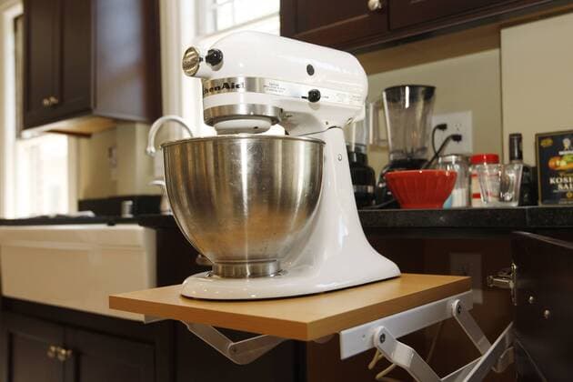 IMAGO Creative: Haushaltsgeräte - Küchenmaschine One of Diane James cabinets is devoted to store a Kitchenaid mixer with a it s own shelf that doubles as a stand at her home on Mentelle Park in Lexington, Ky., Tuesday, Sept. 1, 2009. James kitchen will be on the kitchen tour sponsored by Child Care Development Center of the Bluegrass. Pablo Alcala Staff. - ZUMAl61_