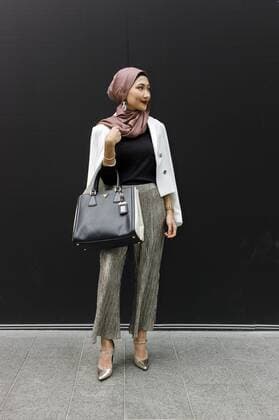 August 20, 2016 - Kuala Lumpur, Malaysia - Street fashion photo during 2016 Kuala Lumpur Fashion week at Pavilion Kuala Lumpur, Malaysia. August 20, 2016. Fashion Week 2016 will take place on August 17 until 21. Kuala Lumpur Malaysia  - ZUMAn230