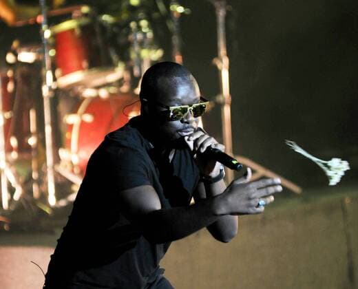 Concert at the International Festival of the Author, composer, performer, Master Gims is an emblematic artist of the French music scene with tubes that invade the radio and television. Leader of Sexion Assault, the French group has sold over two and a half million albums, Maitre Gims, born in 1986 in Kinshasa and raised in Paris, has managed its transition to a solo career with his debut album Subliminal released in 2013. The latter has sold over 800,000 copies and was ranked 1 in sales of albums and singles. Carthage International Festival. 