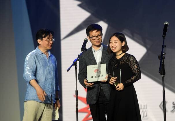 (160821) -- BEIJING, Aug. 21, 2016 -- Director Wang Xiaoying (L) awards Lyu Mo, playwright of the best screenplay Lost and Found during the 15th Gold Hedgehog College Students Theater Festival in Beijing, capital of China, Aug. 21, 2016. 18 plays received awards in the festival Sunday out of 112 plays from 81 colleges around the nation. ) (wyl) CHINA-BEIJING-COLLEGE STUDENTS-THEATER FESTIVAL (CN) JinxLiangkuai 