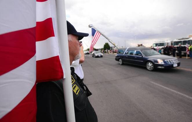 New Mexico: Trauerfeier für getöteten Polizisten August 21, 2016 - Las Cruces, NEW MEXICO, U.S. - 082116.Vietnam War Veteran John Pummell,<cq>, carries a flag while the hearse carrying Hatch Police Officer Jose Chavez,<cq>.approaches the Pan Am Center. Chavez was killed last week while conducting a traffic stop .Photographed on Sunday August 21, 2016. JOURNAL. Las Cruces U.S. - ZUMAab1_