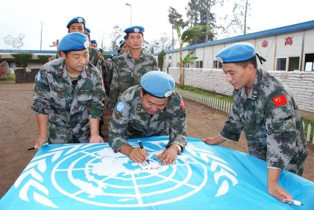 090921) -- BUKAVU, Sept. 21, 2009 (Xinhua) -- Soldiers from the engineering unit of Chinese peacekeeping forces in the Democratic Republic of Congo (DRC) sign their names on a United Nations flag in Bukavu, Democratic Republic of Congo, on Sept. 20, 2009. The engineering unit of Chinese peacekeeping forces in the DRC held special lectures, speech contest and photo exhibitions to commemorate the International Day of Peace on Sunday. Hu Shiqiao) (lmz  - ZUMAx10_