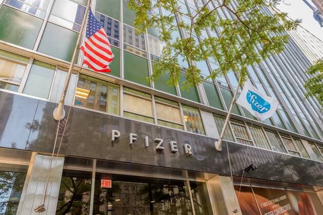 Unternehmen: Pfizer USA: Pfizer buys cancer drug maker Medivation Pfizer New York Headquarters - Pfizer announced a $14 billion deal for Medivation, a biotech company that makes an important cancer drug. Pfizer had planned to use the merger to move its corporate headquarters to Ireland, and possibly reduce its tax bill, a move known as an inversion. The new rules issued by the U.S. Treasury changed how the ownership percentage of the foreign company is calculated and crack down on a tax strategy called earnings stripping.  ErikxMcGregor