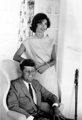 VF4129.JOHN F. KENNEDY WITH JACKIE KENNEDY.SUPPLIED BY GLOBE PHOTOS, INC - ZUMAg49_