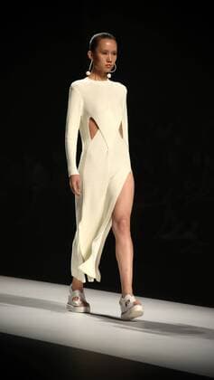 Guangdong Fashion Week A model presents a creation during the Guangdong Fashion Week Autumn Session 2016 in Guangzhou, capital of south China s Guangdong Province, Aug. 24, 2016. ) (yxb) CHINA-GUANGZHOU-FASHION WEEK(CN) HuangxGuobao 