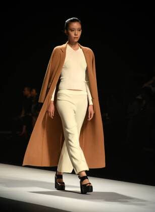 Guangdong Fashion Week A model presents a creation during the Guangdong Fashion Week Autumn Session 2016 in Guangzhou, capital of south China s Guangdong Province, Aug. 24, 2016. ) (yxb) CHINA-GUANGZHOU-FASHION WEEK(CN) HuangxGuobao 