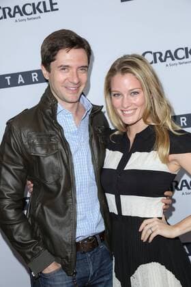 Topher Grace und seine Ehefrau Ashley Hinshaw bei der StartUp Serien Premiere am 23.08.2016 in West Hollywood, Los Angeles Los Angeles Serienpremiere von StartUp in Los Angeles, 2016 