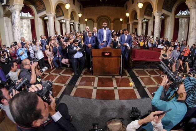 Basketballer Kobe Bryant wird in Los Angeles mit einem Feiertag geehrt August 24, 2016 - Los Angeles, California, U.S - Former Los Angeles Lakers star Kobe Bryant and his family attend the Los Angeles City Council meeting, Aug., 24, 2016, at Council chamber in Los Angeles City Hall, where Councilman Jose Huizar makes a presentation declaring Kobe Bryant Day. The Los Angeles City Council declared today Kobe Bryant Day, honoring the recently retired Los Angeles Laker on the date of the jersey numbers he wore with the team. Los Angeles U.S. - ZUMAc68_