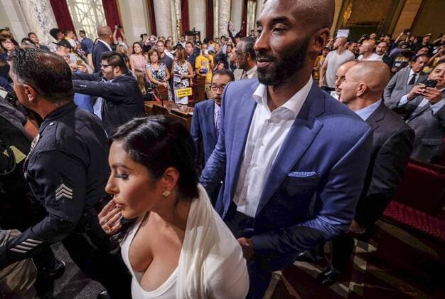 Basketballer Kobe Bryant wird in Los Angeles mit einem Feiertag geehrt August 24, 2016 - Los Angeles, California, U.S - Former Los Angeles Lakers star Kobe Bryant and his family attend the Los Angeles City Council meeting, Aug., 24, 2016, at Council chamber in Los Angeles City Hall, where Councilman Jose Huizar makes a presentation declaring Kobe Bryant Day. The Los Angeles City Council declared today Kobe Bryant Day, honoring the recently retired Los Angeles Laker on the date of the jersey numbers he wore with the team. Los Angeles U.S. - ZUMAc68_