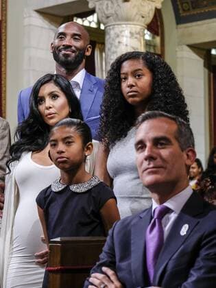 Basketballer Kobe Bryant wird in Los Angeles mit einem Feiertag geehrt August 24, 2016 - Los Angeles, California, U.S - Former Los Angeles Lakers star Kobe Bryant and his family attend the Los Angeles City Council meeting, Aug., 24, 2016, at Council chamber in Los Angeles City Hall, where Councilman Jose Huizar makes a presentation declaring Kobe Bryant Day. The Los Angeles City Council declared today Kobe Bryant Day, honoring the recently retired Los Angeles Laker on the date of the jersey numbers he wore with the team. Los Angeles U.S. - ZUMAc68_
