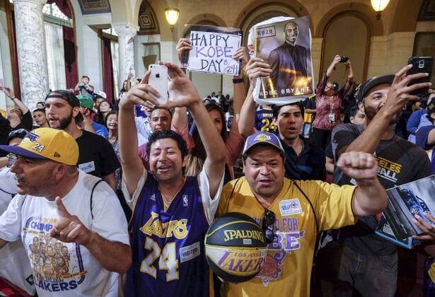 Basketballer Kobe Bryant wird in Los Angeles mit einem Feiertag geehrt August 24, 2016 - Los Angeles, California, U.S - Fans join former Los Angeles Lakers star Kobe Bryant and his family attend the Los Angeles City Council meeting, Aug., 24, 2016, at Council chamber in Los Angeles City Hall, where Councilman Jose Huizar makes a presentation declaring Kobe Bryant Day. The Los Angeles City Council declared today Kobe Bryant Day, honoring the recently retired Los Angeles Laker on the date of the jersey numbers he wore with the team. Los Angeles U.S. - ZUMAc68_