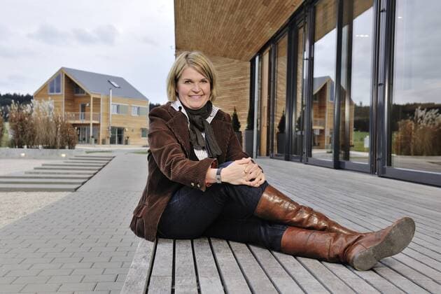Baufritz Erkheim, DEU, 27.11.2009 Dagmar Fritz-Kramer, Geschäftsführerin der Baufritz GmbH & Co.KG. Im Hintergrund eines der Musterhäuser von Baufritz. Das Unternehmen wurde schon mehrmals für sein ökologisches Bauen sowie nachhaltigem Einkauf ausgezeichnet. Erkheim Bayern Bayern DEU, Deutschland DEU, Deutschland Copyright: argumx xFalkxHeller