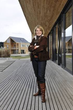 Baufritz Erkheim, DEU, 27.11.2009 Dagmar Fritz-Kramer, Geschäftsführerin der Baufritz GmbH & Co.KG. Im Hintergrund eines der Musterhäuser von Baufritz. Das Unternehmen wurde schon mehrmals für sein ökologisches Bauen sowie nachhaltigem Einkauf ausgezeichnet. Erkheim Bayern Bayern DEU, Deutschland DEU, Deutschland Copyright: argumx xFalkxHeller