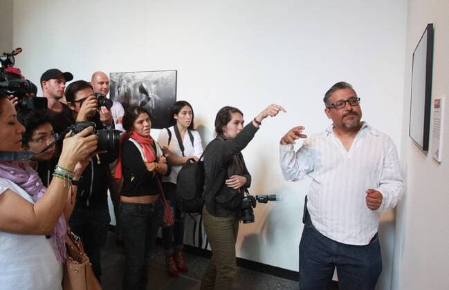 Mexican photographer Sergio Tapiro (R) shows his picture The Power of Nature during the exhibition World Press Photo 2016 in Mexico City, Mexico, 25 August 2016. The refugees crisis, the explosion in Tianjin, China, and several natural phoenomena arrived in the city through the photographs of the World Press Photo winners, 145 pictures that will be on display at the Franz Mayer Museum. EFE Mario Guzman WORD PRESS PHOTO 2016 IN MEXICO CITY !ACHTUNG: NUR REDAKTIONELLE NUTZUNG!  MEX003 20160825-636077630654871795