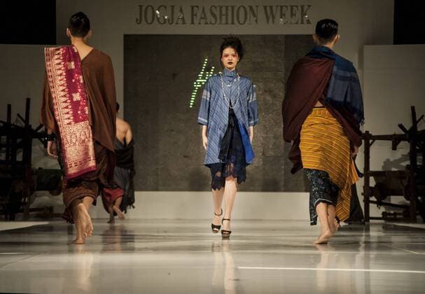 August 26, 2016 - Yogyakarta, Indonesia - Some batik fashion model walking on the catwalk in Jogja Fashion Week, Yogyakarta, Indonesia, on August 26, 2016. Jogja Fashion Week which has pattern batik from various regions in Indonesia combined with a contemporary fashion with the aim of batik fashion can be more global and will be world international of fashion. Yogyakarta Indonesia  - ZUMAn230