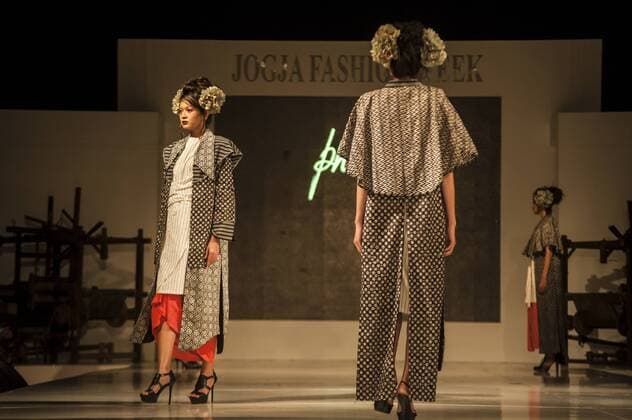 August 26, 2016 - Yogyakarta, Indonesia - Some batik fashion model walking on the catwalk in Jogja Fashion Week, Yogyakarta, Indonesia, on August 26, 2016. Jogja Fashion Week which has pattern batik from various regions in Indonesia combined with a contemporary fashion with the aim of batik fashion can be more global and will be world international of fashion. Yogyakarta Indonesia  - ZUMAn230