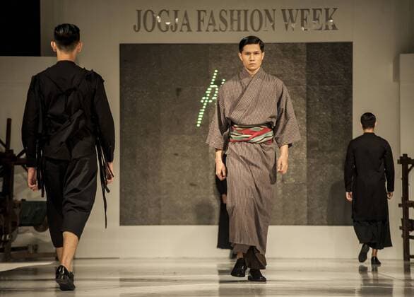 August 26, 2016 - Yogyakarta, Indonesia - Some batik fashion model walking on the catwalk in Jogja Fashion Week, Yogyakarta, Indonesia, on August 26, 2016. Jogja Fashion Week which has pattern batik from various regions in Indonesia combined with a contemporary fashion with the aim of batik fashion can be more global and will be world international of fashion. Yogyakarta Indonesia  - ZUMAn230