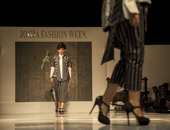 August 26, 2016 - Yogyakarta, Indonesia - Some batik fashion model walking on the catwalk in Jogja Fashion Week, Yogyakarta, Indonesia, on August 26, 2016. Jogja Fashion Week which has pattern batik from various regions in Indonesia combined with a contemporary fashion with the aim of batik fashion can be more global and will be world international of fashion. Yogyakarta Indonesia  - ZUMAn230