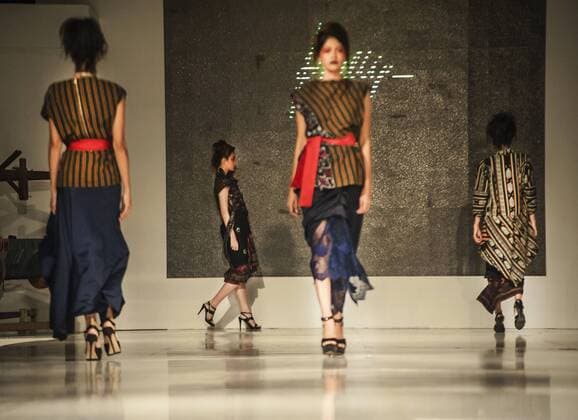 August 26, 2016 - Yogyakarta, Indonesia - Some batik fashion model walking on the catwalk in Jogja Fashion Week, Yogyakarta, Indonesia, on August 26, 2016. Jogja Fashion Week which has pattern batik from various regions in Indonesia combined with a contemporary fashion with the aim of batik fashion can be more global and will be world international of fashion. Yogyakarta Indonesia  - ZUMAn230