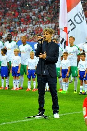 Themen der Woche Bilder des Tages Tim Bendzko singt die deutsche Nationalhymne. Deutschland, Muenchen: Sport, Fussball, Bundesliga: FC Bayern Muenchen vs SV Werder Bremen am 26.08.2016, Allianz-Arena.