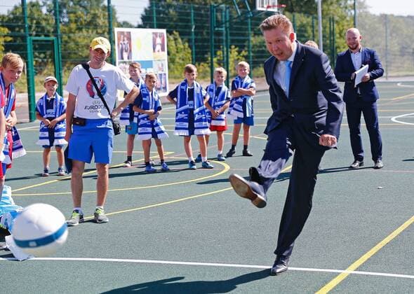 Bilder des Tages Kaliningrad: Alexei Miller weiht FuÃŸballplatz ein KALININGRAD REGION, RUSSIA - AUGUST 26, 2016: Chairman of the board at Gazprom Alexei Miller (R front) kicks the ball during a ceremony at a new sportsground built by Gazprom for a local school in the town of Chernyakhovsk. Vitaly Nevar TASS  TS02ECBA