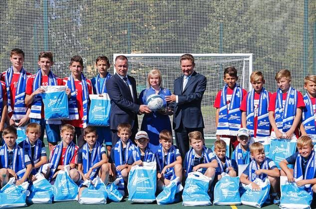 Kaliningrad: Alexei Miller weiht FuÃŸballplatz ein KALININGRAD REGION, RUSSIA - AUGUST 26, 2016: Acting governor of Kaliningrad Region Yevgeny Zinichev (5th L back row), chairman of the board at Gazprom Alexei Miller (5th R back row), and young football players pose for a photograph at a new sportsground built by Gazprom for a local school in the town of Chernyakhovsk. Vitaly Nevar TASS  TS02ECBB
