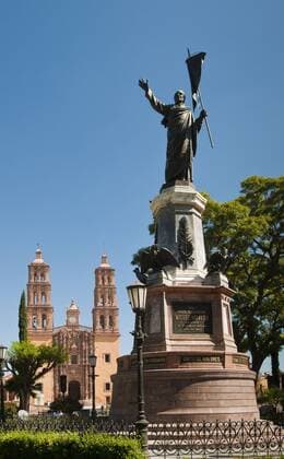 Oct. 15, 2009 - Guadalajara, Mexico - Statue of Father Hidalgo, leader of the Mexican Revolution, and his church in the town of Dolores Hidalgo, Guanajuato, Mexico. - ZUMAv02_