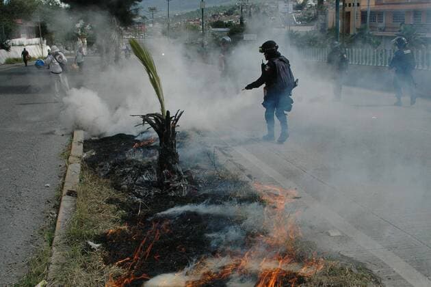 Protest gegen Bildungsreform in Mexiko August 26, 2016 - Mexico - EUM20160826EDU05.JPG.CHILPANCINGO, Gro. EducationEducacion-Guerrero.-Elementos de la Policia Federal apagan las palmeras que docentes de la CETEG encendieron durante su marcha por el bulevar Vicente Guerrero, 26 de agosto de 2016, para protestar contra la reforma educativa.  - ZUMAu78_