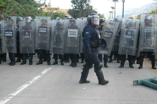 Protest gegen Bildungsreform in Mexiko August 26, 2016 - Mexico - EUM20160826EDU04.JPG.CHILPANCINGO, Gro. EducationEducacion-Guerrero.-Elementos de la Policia Federal esperan a los docentes de la CETEG que marchan en el bulevar Vicente Guerrero, 26 de agosto de 2016, para protestar contra la reforma educativa.  - ZUMAu78_