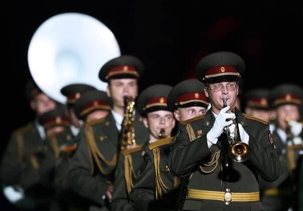 Proben fÃ¼r MilitÃ¤rmusikfestival in Moskau MOSCOW, RUSSIA - AUGUST 26, 2016: Members of the National Guard troops combined orchestra perform during a dress rehearsal of the 9th Spasskaya Tower international military music festival in Moscow s Red Square. Artyom Geodakyan TASS  TS02ECDC