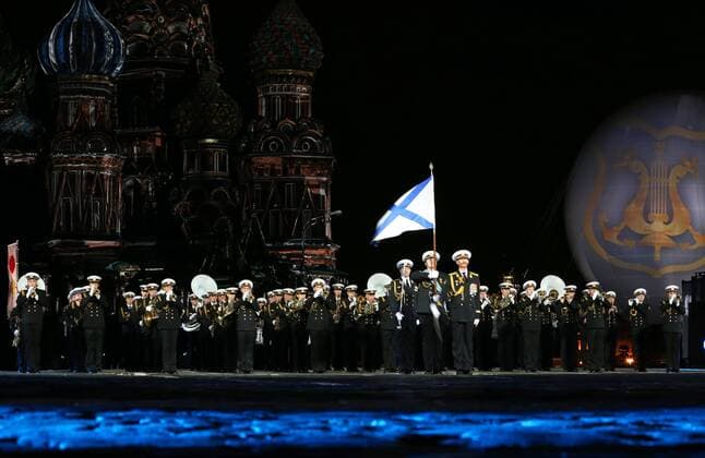 Proben fÃ¼r MilitÃ¤rmusikfestival in Moskau MOSCOW, RUSSIA - AUGUST 26, 2016: Members of the Central Navy orchestra of Russia perform during a dress rehearsal of the 9th Spasskaya Tower International Military Music Festival in Moscow s Red Square. Artyom Geodakyan TASS  TS02ECEC