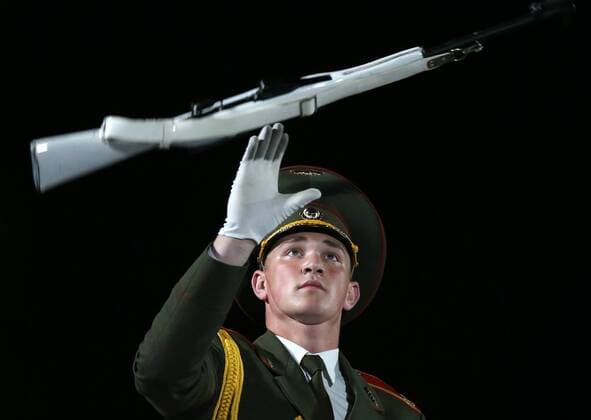 Proben fÃ¼r MilitÃ¤rmusikfestival in Moskau MOSCOW, RUSSIA - AUGUST 26, 2016: A member of the Guard of Honour of Belarus performs during a dress rehearsal of the 9th Spasskaya Tower International Military Music Festival in Moscow s Red Square. Artyom Geodakyan TASS  TS02ECF1