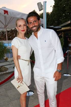 Janin Ullmann mit Designer Serfan - Serhat Yilmaz, Serfan Fashion Show im Hugo s Beach am Starnberger See in Starnberg am 27.08.2016