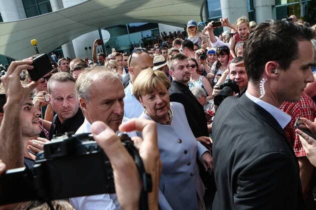 Tag der Offenen Tür im Bundeskanzleramt mit Angela Merkel (160828) -- BERLIN, Aug. 28, 2016 -- German Chancellor Angela Merkel (C) attends German government s open day at the German Chancellery in Berlin, Germany, on Aug. 28, 2016. German government opened its door to the public this weekend, inviting citizens to visit several ministries and government offices in Berlin. )(rh) GERMANY-BERLIN-GOVERNMENT-OPEN DAY zhangxfan 