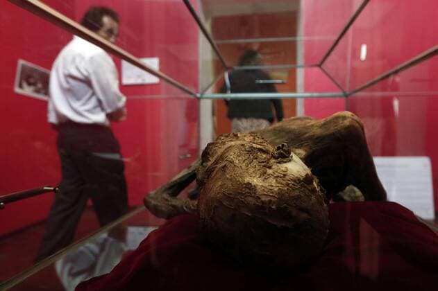 Mumifizierter Körper im Museum in Cerdan, Mexiko A picture made available on 28 August 2016 shows the mummified body found in June 2015 in the Pico de Orizaba, the Mexican highest mountain, and which is now exhibed at the Museum of Cerdan, in city of Cerdan, Mexico, 27 August 2016. The unidentified body is aproximately 50 years old and have been mummified for more than 15 years, according to experts. Mummy found in June 2015 in the Pico de Orizaba exhibed in Mexico !ACHTUNG: NUR REDAKTIONELLE NUTZUNG!  MEX01 20160828-636080035582962148