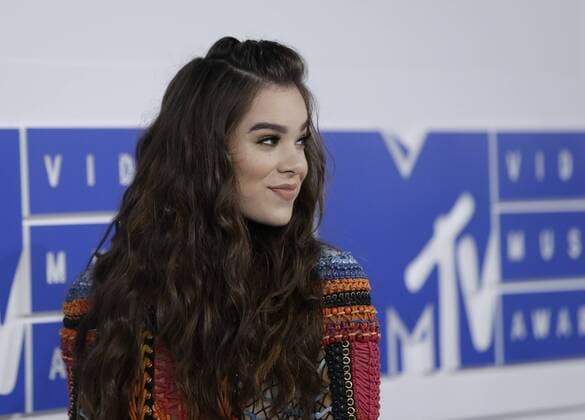 MTV Video Music Awards in New York Hailee Steinfeld arrive on the red carpet with a view of the Empire State Building at the 2016 MTV Video Music Awards at Madison Square Garden in New York City on August 28, 2016. Performers at the 2016 MTV VMA s include Rihanna, Britney Spears, Ariana Grande and Nicki Minaj.  NYP20160828116 JOHNxANGELILLO