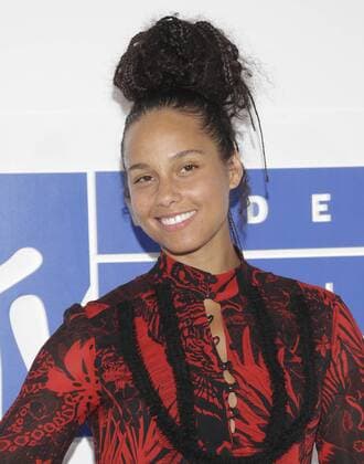 MTV Video Music Awards in New York Alicia Keys arrives on the red carpet with a view of the Empire State Building at the 2016 MTV Video Music Awards at Madison Square Garden in New York City on August 28, 2016. Performers at the 2016 MTV VMA s include Rihanna, Britney Spears, Ariana Grande and Nicki Minaj.  NYP20160828119 JOHNxANGELILLO