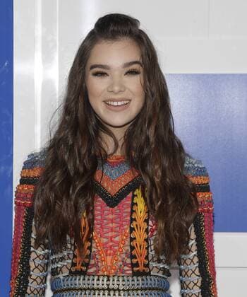 MTV Video Music Awards in New York Hailee Steinfeld arrives on the red carpet at the 2016 MTV Video Music Awards at Madison Square Garden in New York City on August 28, 2016. Performers at the 2016 MTV VMA s include Rihanna, Britney Spears, Ariana Grande and Nicki Minaj.  NYP20160828172 JOHNxANGELILLO