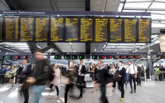 . 30 08 2016. London, United Kingdom. Return to work,London Bridge station 30th August 2016. Commuters travel to work, arriving at London Bridge station.The new concourse opened on August 29th.It is two thirds completed and is bigger than the pitch at Wembley  xMarkxThomasx xi-Imagesx IIM-13351-0001