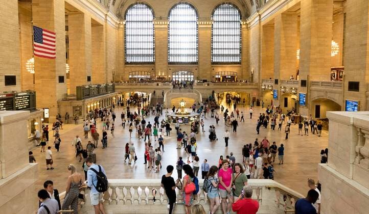 New York City THEMENBILD - Grand Central Terminal ist ein Bahnhof fuer Pendlerzuege und die Schnellbahn in Midtown Manhattan, im Bild eine Innenansicht, Aufgenommen am 08. August 2016 Grand Central Terminal is a commuter, rapid transit railroad terminal at 42nd Street and Park Avenue in Midtown Manhattan. The picture shows the interior, New York City, United States on 2016 08 08.  EX_PUC