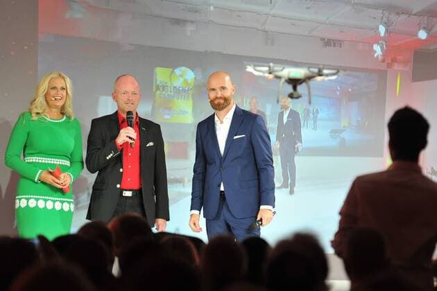 19.Goldener Computerpreis 2016 Barbara Schoeneberger, Marcus Schmale, Axel Telzerow mit Drohne ( Innovationspreis ) Verleihung des 19. Goldener Computers der Fachzeitschrift Computer Bild im Axel-Springer-Haus in Berlin am 30.08.2016