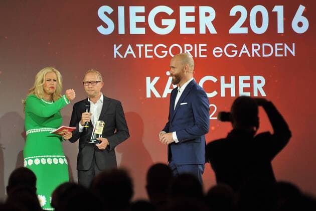 19.Goldener Computerpreis 2016 Barbara Schoeneberger, Bernd Ruetzler, Kaercher, Axel Telzerow Verleihung des 19. Goldener Computers der Fachzeitschrift Computer Bild im Axel-Springer-Haus in Berlin am 30.08.2016