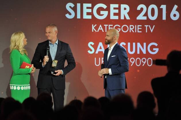 19.Goldener Computerpreis 2016 Barbara Schoeneberger, Kai Hillebrand, Vice Praesident, Axel Telzerow Verleihung des 19. Goldener Computers der Fachzeitschrift Computer Bild im Axel-Springer-Haus in Berlin am 30.08.2016